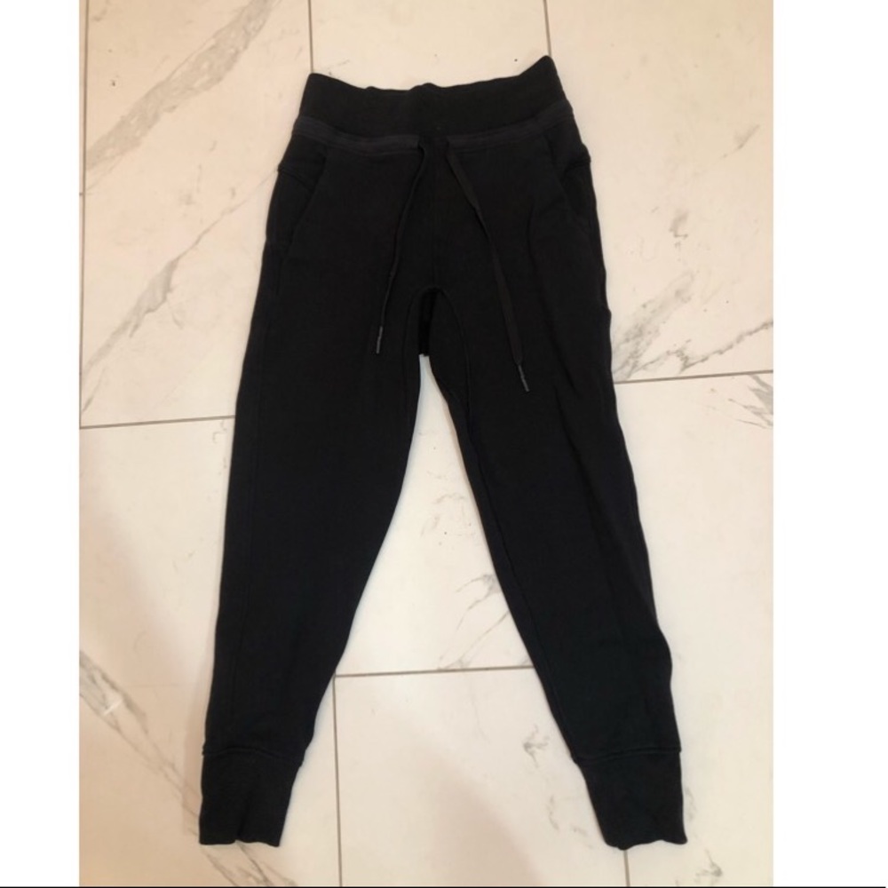 BLACK LULULEMON JOGGERS!
